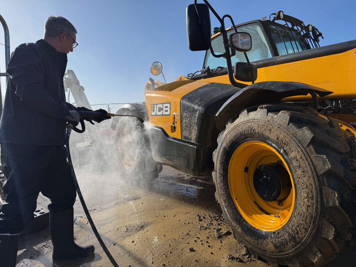 Cleaning mud from construction machinery wheels and arches